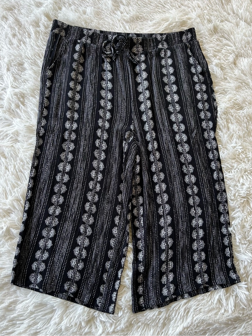 Westport | Black Wide-Leg Printed Capris - Picture 2 of 6